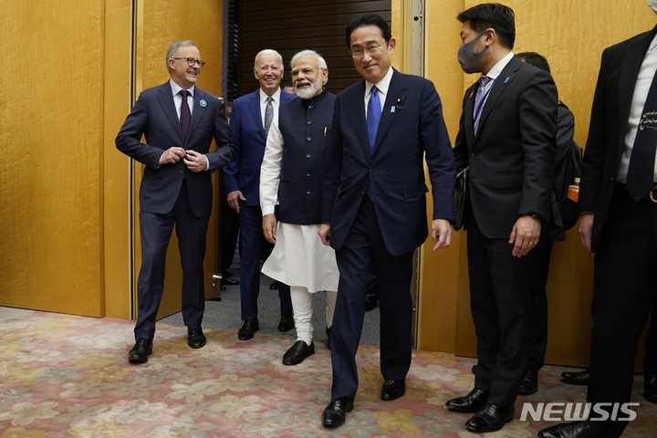 [도쿄=AP/뉴시스]24일 일본 도쿄의 총리 관저에서 미국·호주·인도·일본의 안보 협의체 쿼드 정상회의에 참석하기 위해 4개국 정상들이 회담 장소로 들어서고 있다. 왼쪽부터 앤서니 앨버니지 호주 총리, 조 바이든 미국 대통령, 나렌드라 모디 인도 총리, 기시다 후미오 일본 총리 순이다. 2022.05.24.