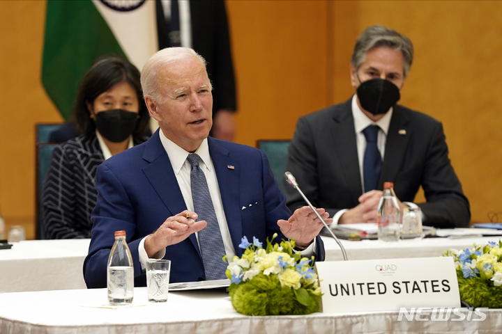 [도쿄=AP/뉴시스] 조 바이든 미국 대통령이 24일 일본 도쿄 총리 관저에서 열린 쿼드 정상회의에 참석해 발언하고 있다. 이 회의에는 기시다 후미오 일본 총리, 나렌드라 모디 인도 총리, 앤서니 알바니스 호주 총리가 참석했다. 2022.05.24.