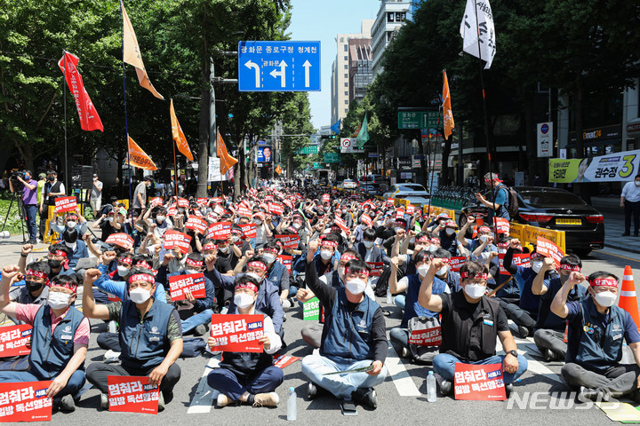 [서울=뉴시스] 권창회 기자 = 서울교통공사노동조합원들이 24일 오전 서울 중구 서울시청 인근에서 열린 '연장운행 일방 강행 중단! 서울교통공사노조 총력 결의대회'에서 구호를 외치고 있다. 2022.05.24. kch0523@newsis.com