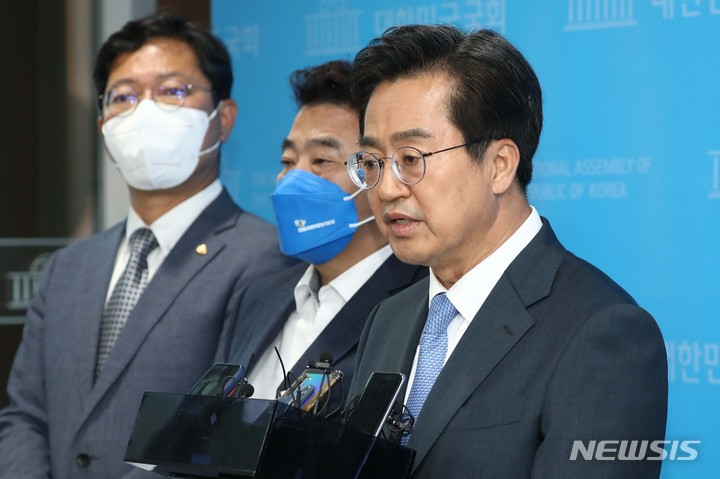 [서울=뉴시스] 고범준 기자 = 김동연 더불어민주당 경기도지사 후보가 24일 국회 소통관에서 특별기자회견을 마친 뒤 취재진들의 질문에 답하고 있다. (공동취재사진) 2022.05.24. photo@newsis.com