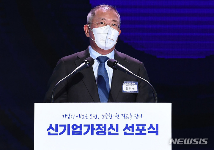 [서울=뉴시스] 정병혁 기자 = 정의선 현대자동차 회장이 24일 오전 서울 중구 대한상공회의소에서 열린 신기업가정신 선포식에서 축사를 하고 있다. (공동취재사진) 2022.05.24. photo@newsis.com