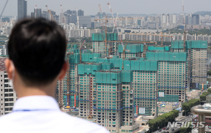 [서울=뉴시스] 고승민 기자 = 사진은 24일 서울 반포구의 한 아파트 재개발 공사현장 모습.  2022.05.24. kkssmm99@newsis.com