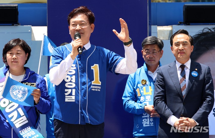 [서울=뉴시스] 국회사진기자단 = 송영길 더불어민주당 서울시장 후보가 지난 24일 서울 청계광장에서 유엔 아시아본부 서울 유치 정책 유세를 하고 있다. 2022.05.24. photo@newsis.com