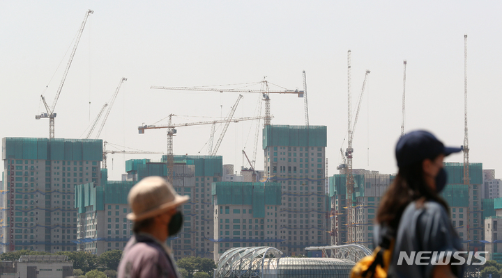 [서울=뉴시스] 고승민 기자 = 사진은 지난해 5월 서울 반포구의 한 아파트 재개발 공사현장 모습. 2023.02.06. kkssmm99@newsis.com