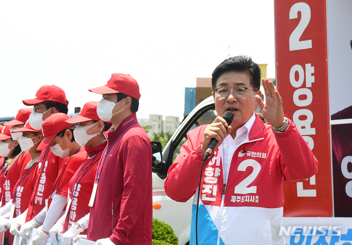 [제주=뉴시스] 우장호 기자 = 허향진 국민의힘 제주지사 후보가 24일 오후 제주시 한림읍 한림민속오일시장 을 찾아 지지를 호소하고 있다. 2022.05.24. woo1223@newsis.com