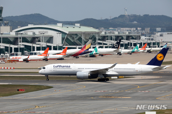 [인천공항=뉴시스] 이영환 기자 = 24일 오후 인천국제공항에서 루프트한자 항공기가 이륙을 준비하고 있다. 2022.05.24. 20hwan@newsis.com