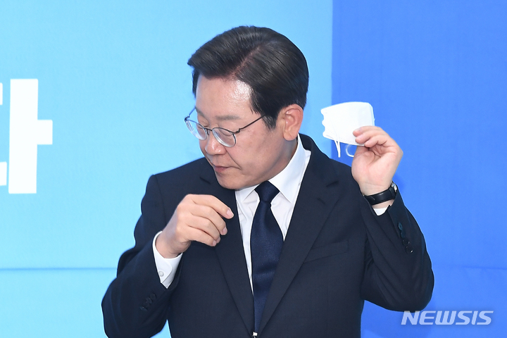 [서울=뉴시스] 국회사진기자단 = 이재명 더불어민주당 인천 계양을 국회의원 후보 겸 총괄선대위원장이 24일 계양구 선거 캠프에서 ‘계양 테크노밸리 마스터플랜 발표’ 기자회견을 하기 위해 마스크를 벗고 있다. 2022.05.24. photo@newsis.com