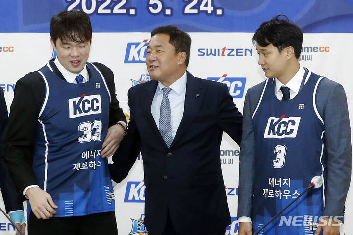 [서울=뉴시스] 최동준 기자 = FA를 통해 전주 KCC 이지스에 입단한 이승현, 허웅이 24일 서울 서초구 KCC 본사에서 열린 입단식 및 기자회견에서 전창진 감독과 기념촬영 준비를 하고 있다. 2022.05.24. photocdj@newsis.com