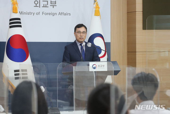 [서울=뉴시스] 김명원 기자 = 최영삼 외교부 대변인이 24일 서울 종로구 외교부에서 현안 관련 정례브리핑을 하고 있다. 2022.05.24. kmx1105@newsis.com