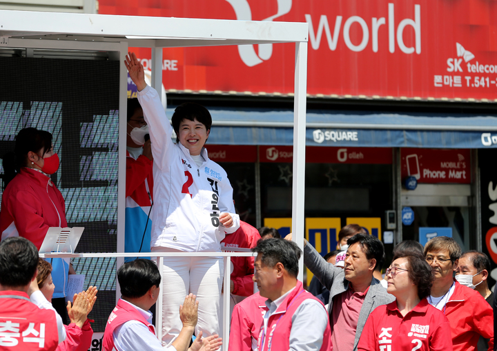 [포천=뉴시스] 최진석 기자 = 김은혜 국민의힘 경기도지사 후보가 24일 경기 포천시 송우사거리에서 백영현 포천시장 후보와 합동유세를 하고 있다. (사진=김은혜 캠프 제공) 2022.05.24. photo@newsis.com *재판매 및 DB 금지