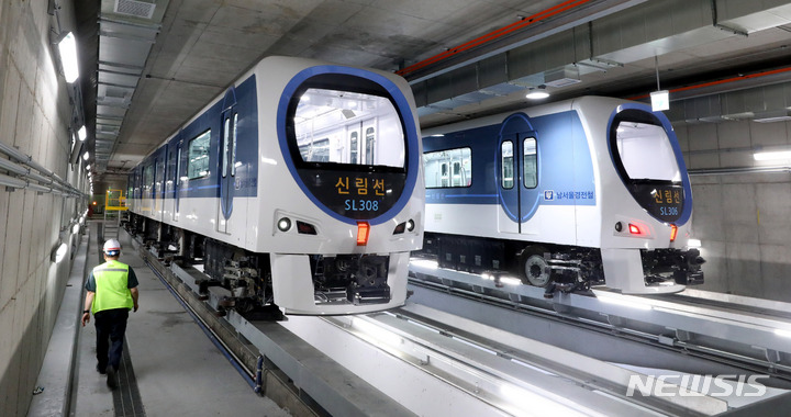 [서울=뉴시스] 추상철 기자 = 여의도 샛강역에서 서울대 정문을 연결하는 '신림선 도시철도' 개통을 나흘 앞둔 24일 오후 서울 동작구 신림선 도시철도 지하 차량기지에 철도 차량이 세워져 있다. 2022.05.24. scchoo@newsis.com