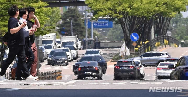 [수원=뉴시스] 김종택기자 = 낮 최고기온이 30도 까지 오르는 등 전국이 여름 날씨를 보인 지난 24일 오후 경기도 수원시 인계동 도로에 지열로 인한 아지랑이가 피어오르고 있다. 2022.05.24. jtk@newsis.com