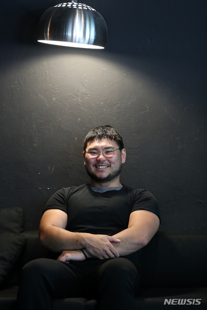 [서울=뉴시스] 백동현 기자 = 배우 한상조가 지난 24일 오후 서울 마포구 한 카페에서 뉴시스와 인터뷰에 앞서 사진촬영하고 있다. 2022.05.29. livertrent@newis.com