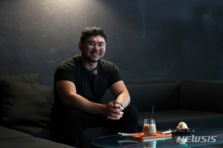 [서울=뉴시스] 백동현 기자 = 배우 한상조가 지난 24일 오후 서울 마포구 한 카페에서 뉴시스와 인터뷰에 앞서 사진촬영하고 있다. 2022.05.29. livertrent@newis.com
