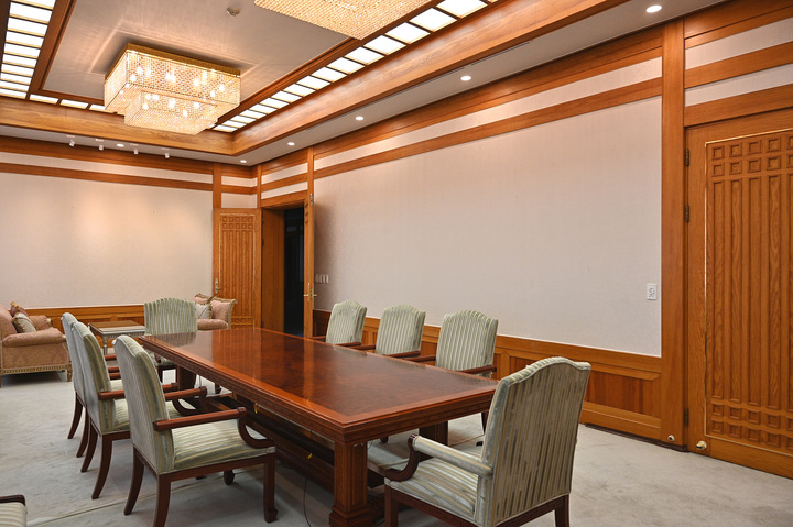 [서울=뉴시스] 대통령실은 오는 26일부터 청와대 본관 실내를 개방하고 관저 건물 내부도 공개하겠다고 밝혔다. 사진은 청와대 관저 접견실. (사진=대통령실 제공) 2022.05.24. photo@newsis.com *재판매 및 DB 금지