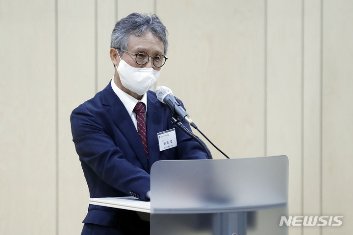 [서울=뉴시스] 최동준 기자 = 권도엽 전 장관이 지난 2022년 5월 24일 서울 서초구 한국감정평가사협회에서 열린 새 정부 부동산정책 진단과 전망 세미나에서 이 환영사를 하고 있다. 2022.05.24. photocdj@newsis.com
