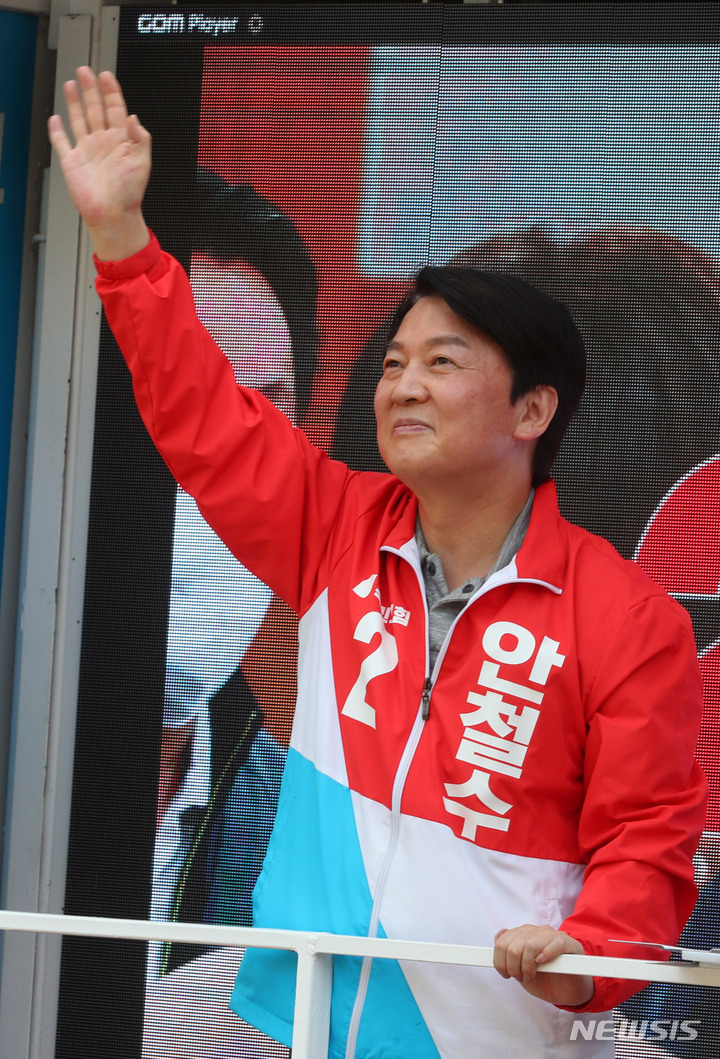 [성남=뉴시스] 배훈식 기자 = 안철수 국민의힘 경기 성남 분당갑 국회의원 후보가 24일 오후 경기 성남시 분당구 서현31호 어린이공원 인근에서 차량 유세를 하고 있다. 2022.05.24. dahora83@newsis.com