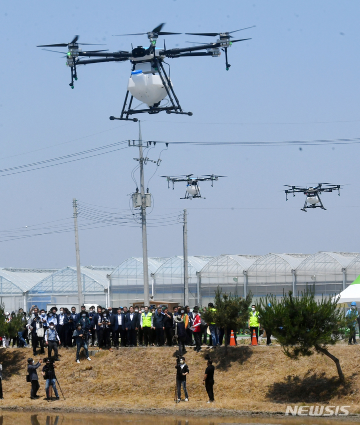 [이천=뉴시스] 경기도 이천시 율면농협 육묘장에서 열린 '드문모심기 농작업대행 시연회'에서 농업용 드론을 이용한 방제 시연이 진행되고 있다. (사진=뉴시스 DB). photo@newsis.com 