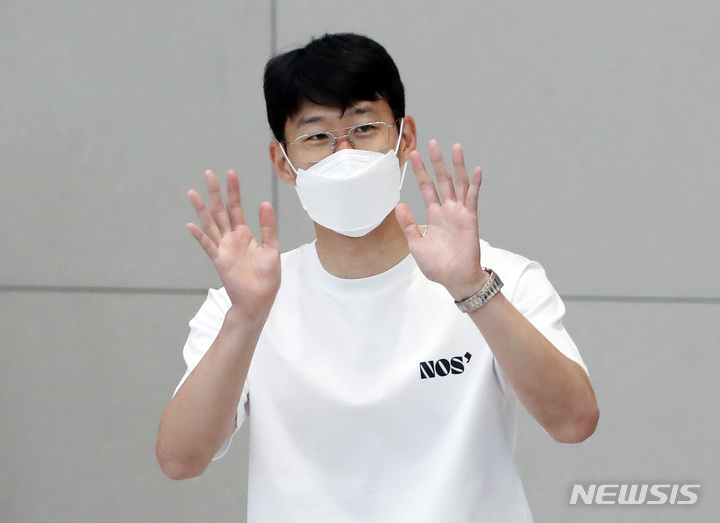 [인천공항=뉴시스] 김진아 기자 = 아시아 선수 최초로 잉글랜드 프로축구 프리미어리그(EPL) 득점왕에 오른 손흥민(토트넘)이 24일 오후 인천국제공항을 통해 귀국, 인사를 하고 있다. 2022.05.24. bluesoda@newsis.com