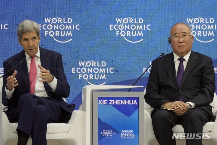 [다보스=AP/뉴시스]17일(현지시간) 중국 관영 중앙(CC)TV 등에 따르면 미국 국무장관과 재무장관에 이어 중국을 찾은 존 케리 미 기후변화 특사가 이날 오전 대화 파트너인 셰전화 중국 기후변화 특별대표와 면담을 진행했다. 사진은 지난해 5월24일 스위스 다보스에서 열린 다보스포럼 '우리 행성과 사람 보호' 세션에 패널로 참석한 케리 특사와 셰 대표의 모습. 2023.7.17