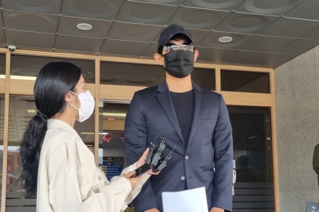 [서울=뉴시스] 임하은 기자 = 권도형 테라폼랩스 대표의 주거지에 무단침입해 초인종을 눌렀다는 신고가 접수된 가운데 벨을 누른 당사자라고 밝힌 A씨가 지난 16일 오전 9시50분께 서울 성동경찰서에 출석해 2시간50분 가량 조사를 받았다. A씨는 아프리카TV에서 코인 관련 인터넷 방송을 하는 BJ로 알려졌다. 2022.05.16. rainy71@newsis.com *재판매 및 DB 금지