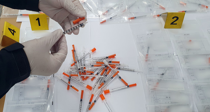 [부산=뉴시스] 남해해경청 마약수사대가 압수한 필로폰 투약에 사용된 일회용 주사기. (사진=남해해경청 제공) *재판매 및 DB 금지