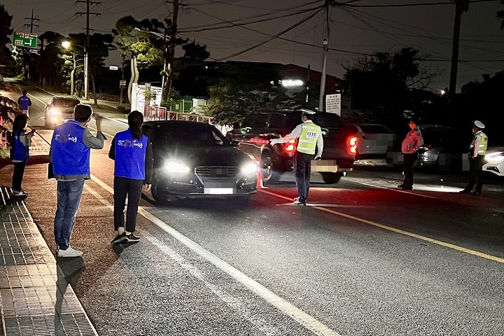 [제주=뉴시스] 지난 24일 오후 제주시 이호해수욕장 입구에서 음주운전 및 체납 차량 합동 단속이 이뤄지고 있다. (사진=제주도 제공) 2022.05.25. photo@newsis.com *재판매 및 DB 금지