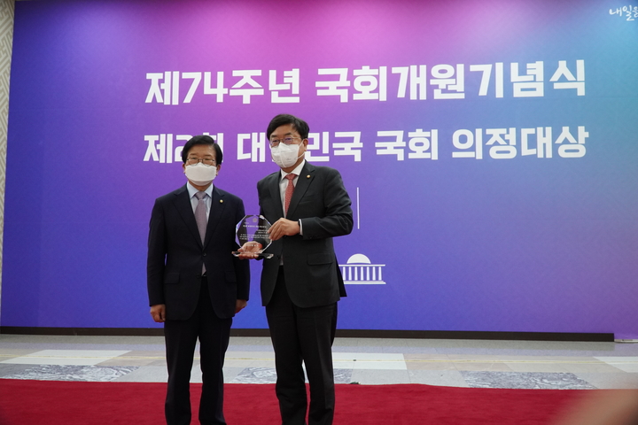 [울산=뉴시스]유재형 기자 = 국민의힘 서범수 국회의원(울산 울주군)은 대표발의해 지난해 본회의를 통과한 ‘스토킹범죄의 처벌 등에 관한 법률안’이 우수 법률안으로 선정돼 대한민국 국회 의정대상을 수상했다고 25일 밝혔다. 2022.05.25. (사진= 서범수 의원 제공)photo@newsis.com *재판매 및 DB 금지
