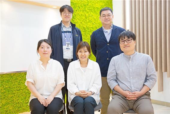 [대전=뉴시스] 아래줄 가운데부터 시계방향으로 윤하나 책임연구원, 이영아 학생연구원, 계산과학연구실 임강훈 선임연구원, 이찬우 책임연구원, 목포대학교 화학과 유충열 교수. *재판매 및 DB 금지