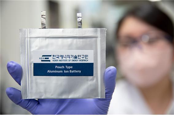 [대전=뉴시스] 초고속으로 충전이 가능한 알루미늄 이온 배터리 파우치 셀. *재판매 및 DB 금지