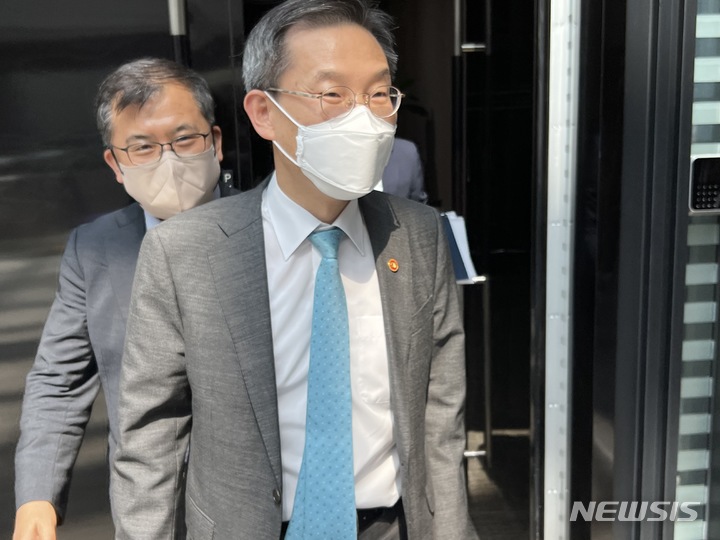 [서울=뉴시스] 이종호 과기정통부 장관은 25일 코엑스에서 온라인동영상서비스(OTT) 업계와 비공개 간담회를 가졌다.