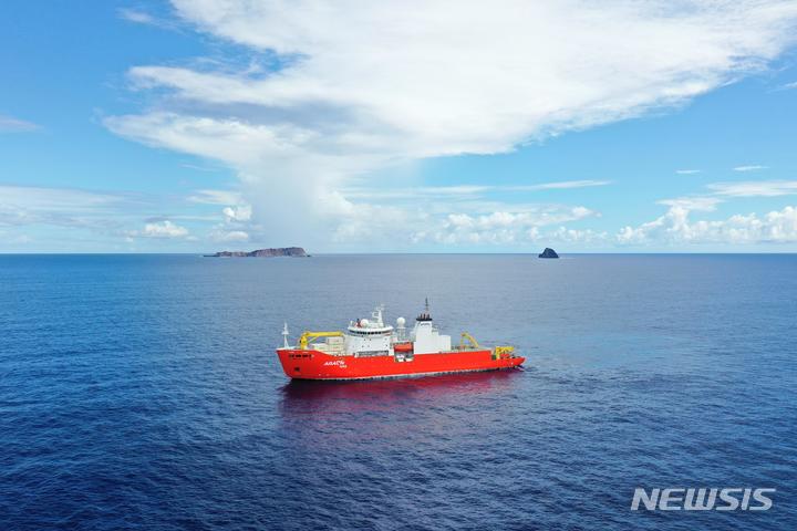 [서울=뉴시스] 통가 화산폭발 현장을 탐사하는 아라온호.