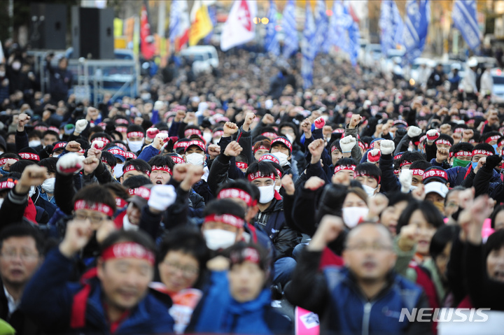 [울산=뉴시스]장지승 기자 = 현대자동차 비정규직 점거농성 10일째인 지난 2010년 11월24일 현대차 울산공장 정문 앞에서 금속노조가 비정규직 철폐를 위한 결의대회를 열고 있다. jjs@newsis.com