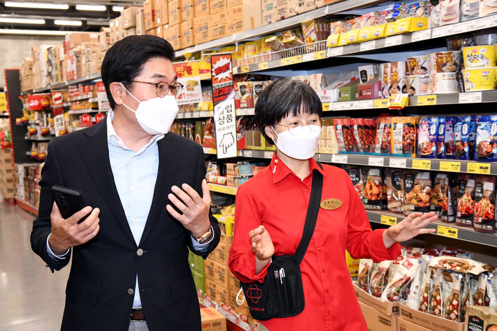 이제훈 홈플러스 사장(사진 왼쪽)이 매장을 둘러보고 있다.(사진=홈플러스) *재판매 및 DB 금지