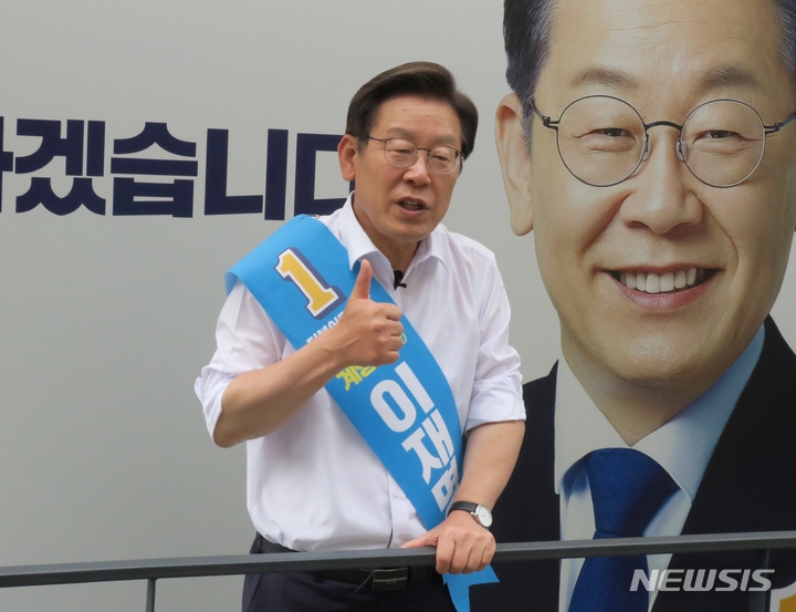 [인천=뉴시스] 김동영 기자 = 25일 오후 인천 계양구 장기동 아파트 단지에서 계양을 국회의원 보궐선거에 출마한 더불어민주당 이재명 후보가 선거 차량에 올라 주민들에게 지지를 호소하고 있다. 2022.05.25. dy0121@newsis.com 