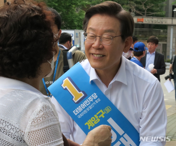 [인천=뉴시스] 김동영 기자 = 25일 오후 인천 계양구 장기동 아파트 단지에서 계양을 국회의원 보궐선거에 출마한 더불어민주당 이재명 후보가 주민들에게 지지를 호소하고 있다. 2022.05.25. dy0121@newsis.com 