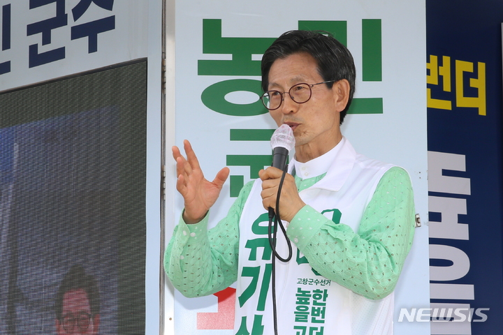 [고창=뉴시스] 지난 2022년 제8회 전국동시지방선거에 무소속으로 출마해 선거운동을 벌이고 있는 유기상 전 고창군수. (사진=뉴시스 DB). photo@newsis.com