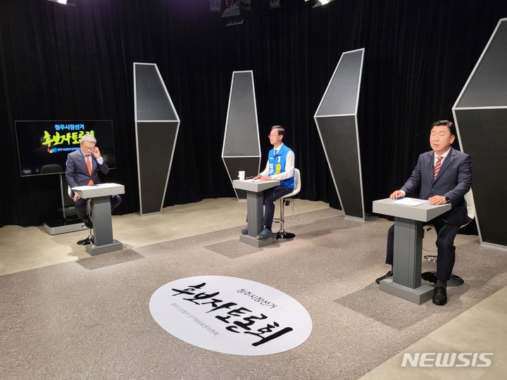 [청주=뉴시스] 임선우 기자 = 25일 CJB청주방송 스튜디오에서 열린 제8회 전국동시지방선거 충북 청주시장 선거 법정 토론회에서 국민의힘 이범석 후보(오른쪽)와 더불어민주당 송재봉 후보가 정책 공방을 벌이고 있다. (사진=CJB청주방송 제공) photo@newsis.com.