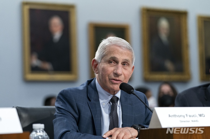 [ 워싱턴= AP/뉴시스] 앤서니 파우치 미 감염병연구소장 겸 백악관 의료 보좌관이 올해 5월 11일 하원 청문회에서 보건복지 및 의료 분야에 대한 증인으로 발언하고 있다.  