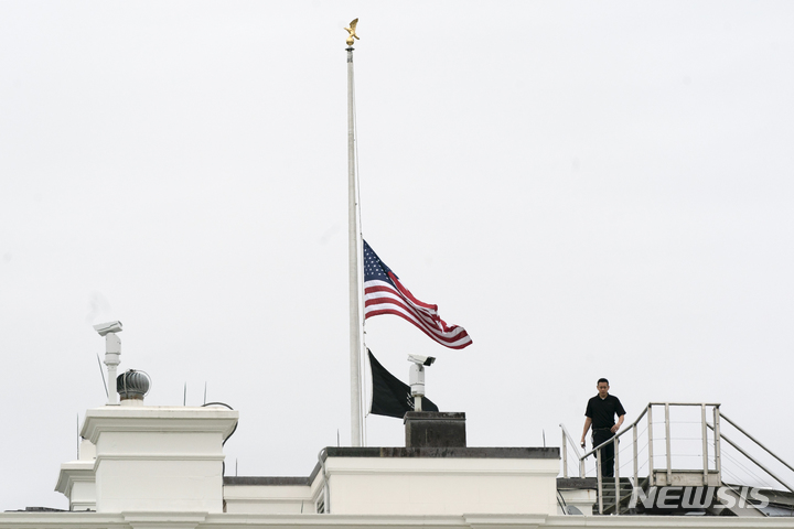 [워싱턴=AP/뉴시스]24일(현지시간) 텍사스 초등학교 총격 희생자 애도를 위해 미국 백악관에 조기가 게양된 모습. 2022.05.25.
