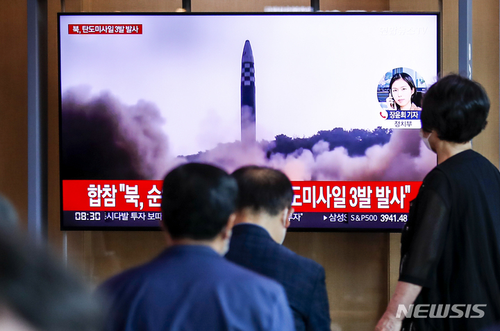 [서울=뉴시스] 정병혁 기자 = 합동참모본부가 북한이 평양시 순안 일대에서 동해 상으로 탄도미사일을 3발 발사한 것을 탐지했다고 밝힌 지난 25일 서울 중구 서울역에서 시민들이 뉴스를 시청하고 있다. 2022.05.26. jhope@newsis.com