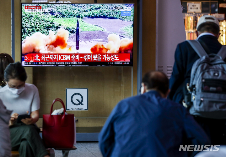[서울=뉴시스] 정병혁 기자 = 합동참모본부가 북한이 평양시 순안 일대에서 동해 상으로 탄도미사일을 3발 발사한 것을 탐지했다고 밝힌 25일 서울 중구 서울역에서 시민들이 뉴스를 시청하고 있다. 합참은 미사일 종류, 비행거리 등 추가 제원과 특성에 대해서는 한미 정보당국이 정밀 분석 중이라고 밝혔다. 2022.05.25. jhope@newsis.com