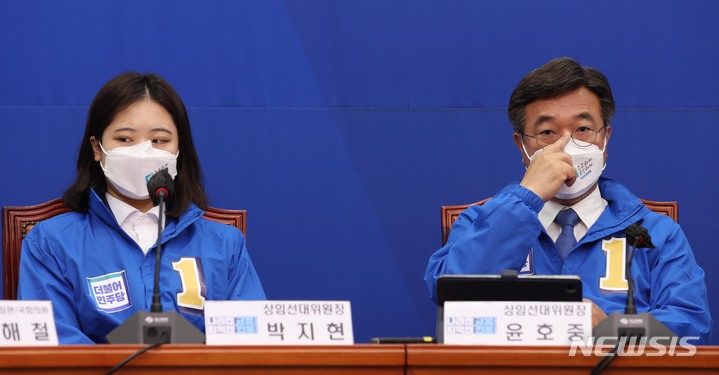 [서울=뉴시스] 전진환 기자 = 윤호중, 박지현 더불어민주당 상임선대위원장(공동비대위원장)이 25일 국회에서 열린 더불어민주당 국정균형과 민생안정을 위한 선대위 합동회의에 자리하고 있다. (공동취재사진) 2022.05.25. photo@newsis.com