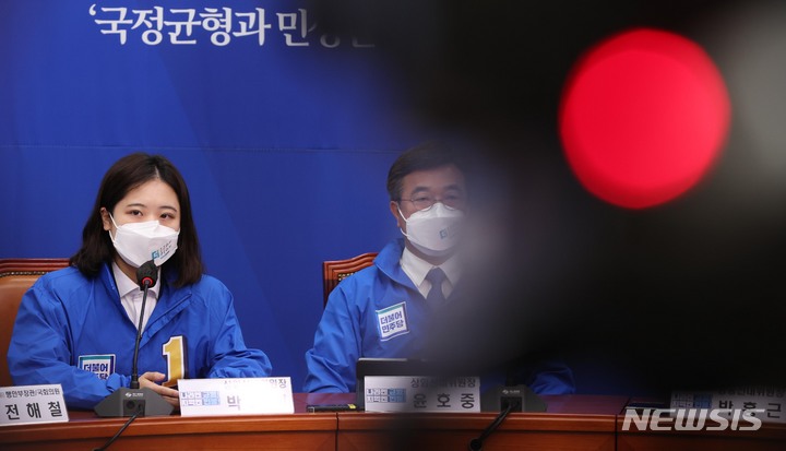 [서울=뉴시스] 전진환 기자 = 박지현 더불어민주당 상임선대위원장(공동비대위원장)이 25일 국회에서 열린 더불어민주당 국정균형과 민생안정을 위한 선대위 합동회의에서 발언을 하고 있다. (공동취재사진) 2022.05.25. photo@newsis.com