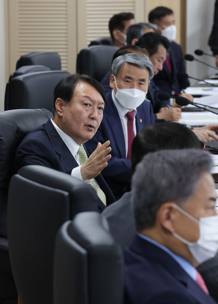 [서울=뉴시스] 윤석열 대통령이 25일 오전 서울 용산 대통령실 청사에서 북한 탄도미사일 발사에 따른 국가안전보장회의(NSC)를 주재하고 있다. (사진=대통령실 제공) 2022.05.25. photo@newsis.com *재판매 및 DB 금지