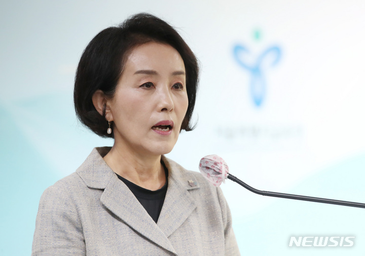 [서울=뉴시스] 김진아 기자 = 박선영 서울시교육감 후보가 25일 서울 종로구 서울시교육청에서 ‘박선영의 서울교육 2030’ 정책 및 10대 공약발표 기자회견을 하고 있다. 2022.05.25. bluesoda@newsis.com