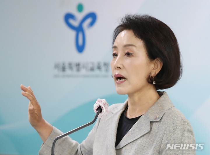 [서울=뉴시스] 김진아 기자 = 박선영 서울시교육감 후보가 25일 서울 종로구 서울시교육청에서 ‘박선영의 서울교육 2030’ 정책 및 10대 공약발표 기자회견을 하고 있다. 2022.05.25. bluesoda@newsis.com