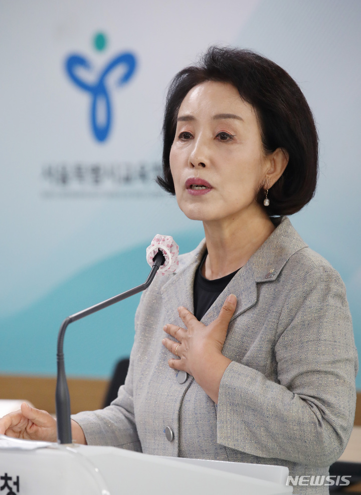 [서울=뉴시스] 김진아 기자 = 박선영 서울시교육감 후보가 25일 서울 종로구 서울시교육청에서 ‘박선영의 서울교육 2030’ 정책 및 10대 공약발표 기자회견을 하고 있다. 2022.05.25. bluesoda@newsis.com