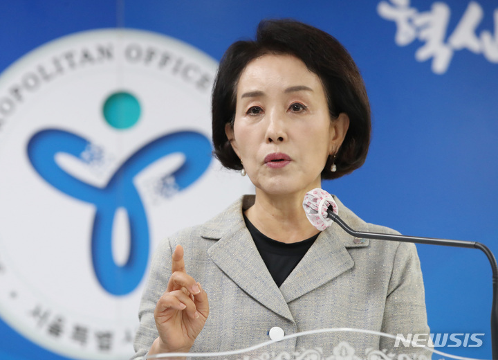 [서울=뉴시스] 김진아 기자 = 박선영 서울시교육감 후보가 25일 서울 종로구 서울시교육청에서 ‘박선영의 서울교육 2030’ 정책 및 10대 공약발표 기자회견을 하고 있다. 2022.05.25. bluesoda@newsis.com