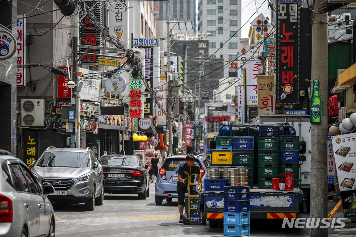 [서울=뉴시스] 정병혁 기자 =2022년 5월 25일 서울시내 먹자 골목에 위치한 식당에서 관계자들이 영업준비를 하는 모습. 2022.05.25. jhope@newsis.com